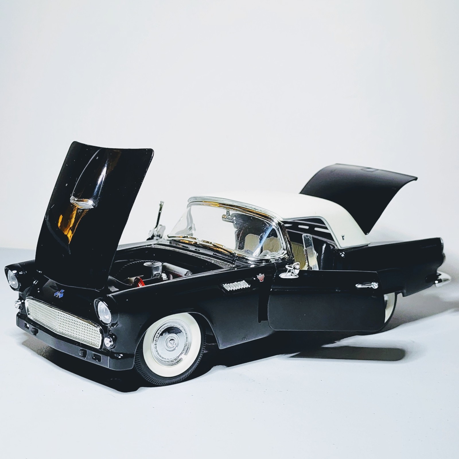 Road Signature 1955 Thunderbird Black w/ Removable Top 1:18 Diecast – Broken
