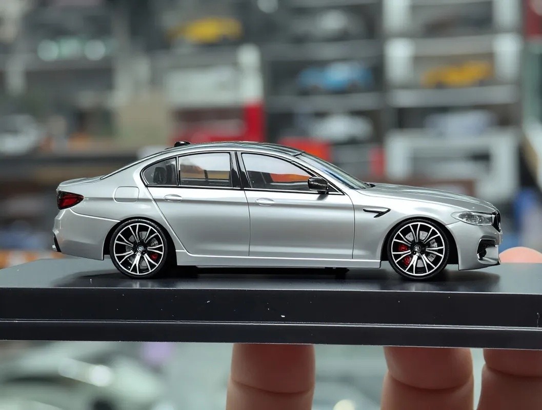 MJ 1:64 Silver M5 F90 Luxury Sedan Sports Model Diecast Metal Car
