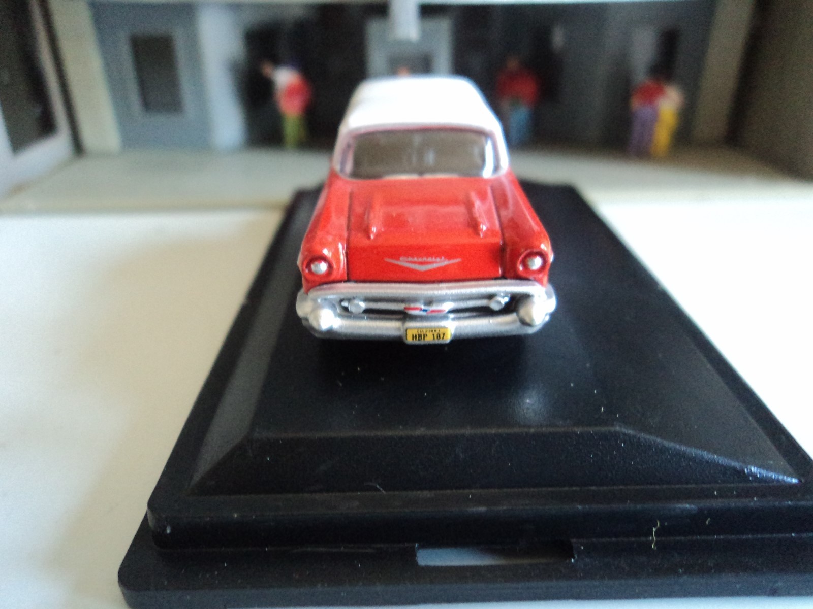 Oxford 1957 CHEVROLET NOMAD Red and White 1/87 HO diecast car GM