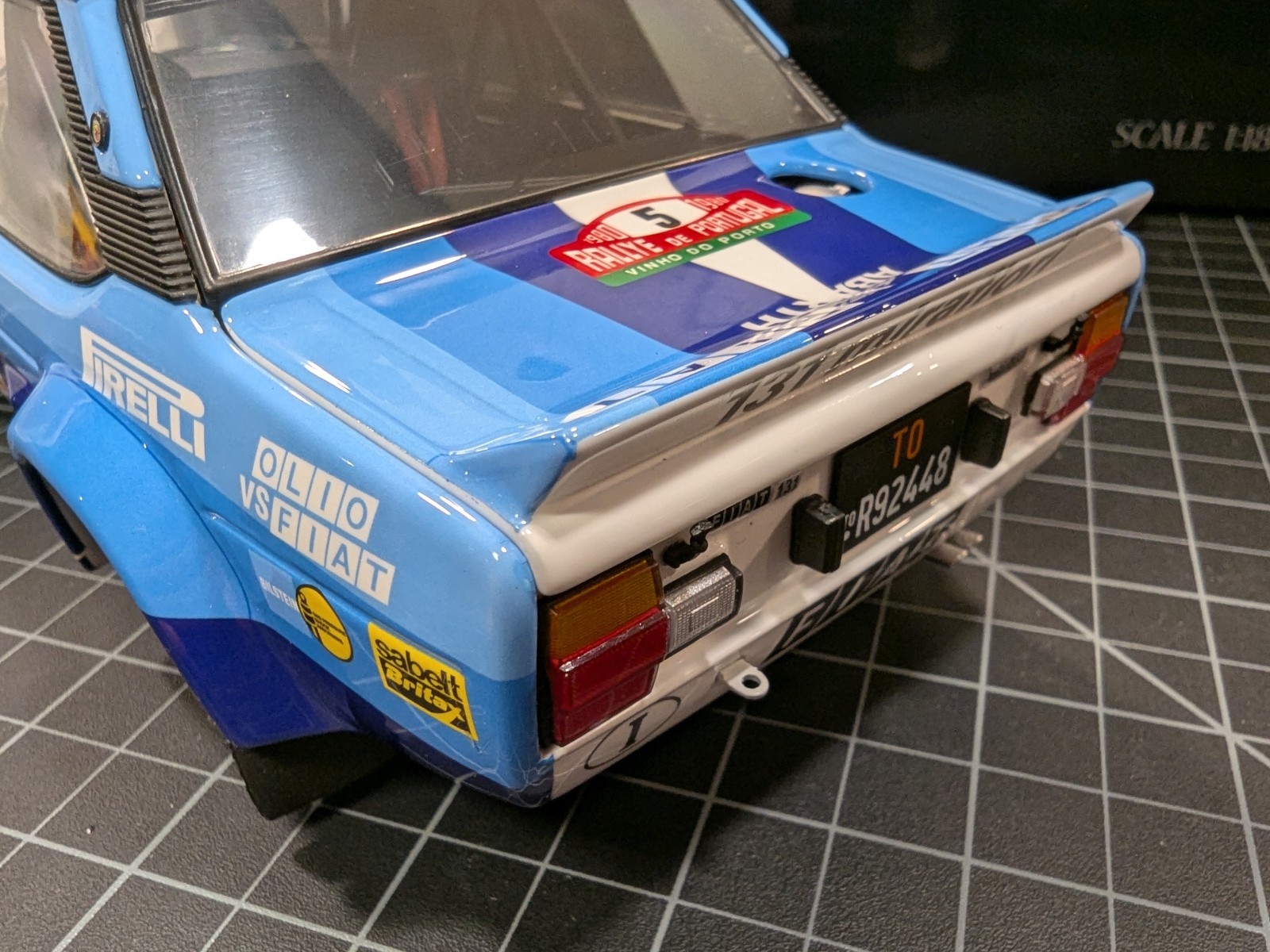 Kyosho 1/18 Scale Model Car 08376A – Fiat 131 Abarth 1980 Portugal Rally #5 MIB
