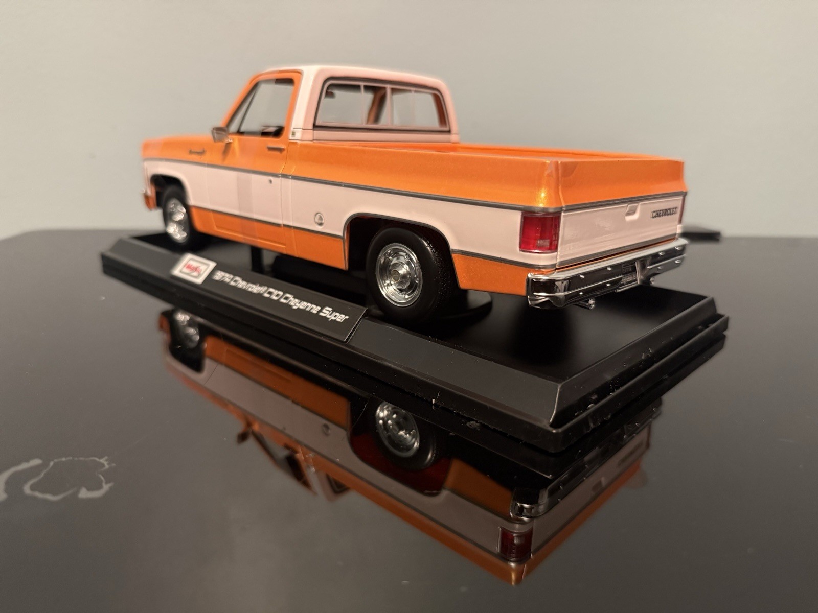 Maisto 1/18 Chevy C10 Cheyenne Super Pickup Truck Orange Two-Tone New In Box