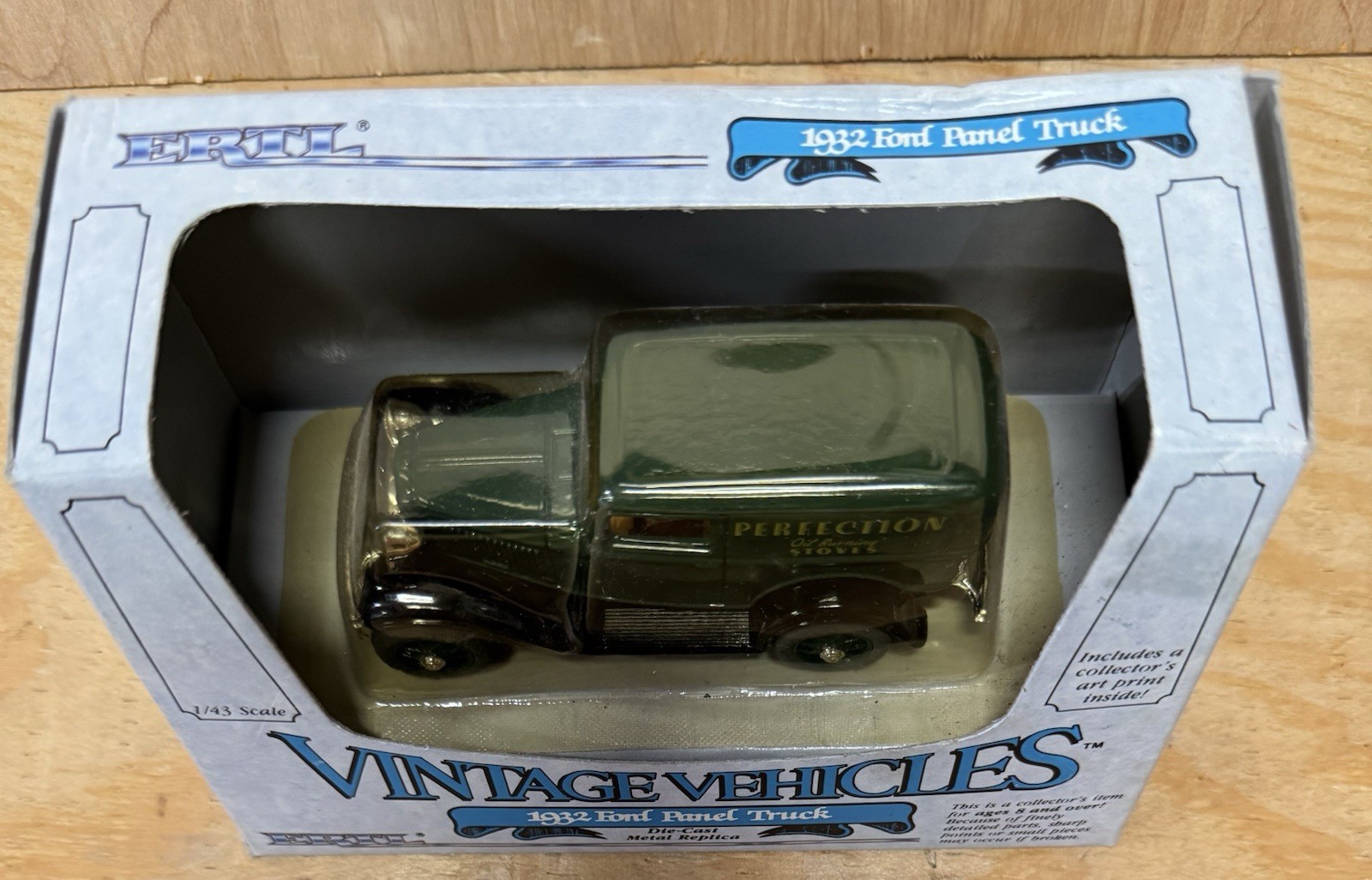 Ertl Vtg Vehicles 1932 Ford Panel Truck Perfection Oil Burning Stoves 1/43 NIB