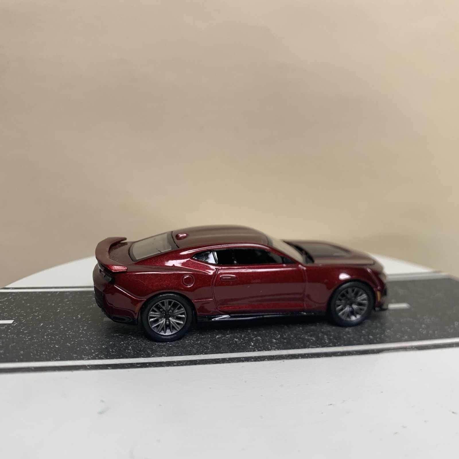 Auto World Modern Muscle 16-24 2022 Chevy Camaro ZL1 Dark Red Metallic 1:64 NM