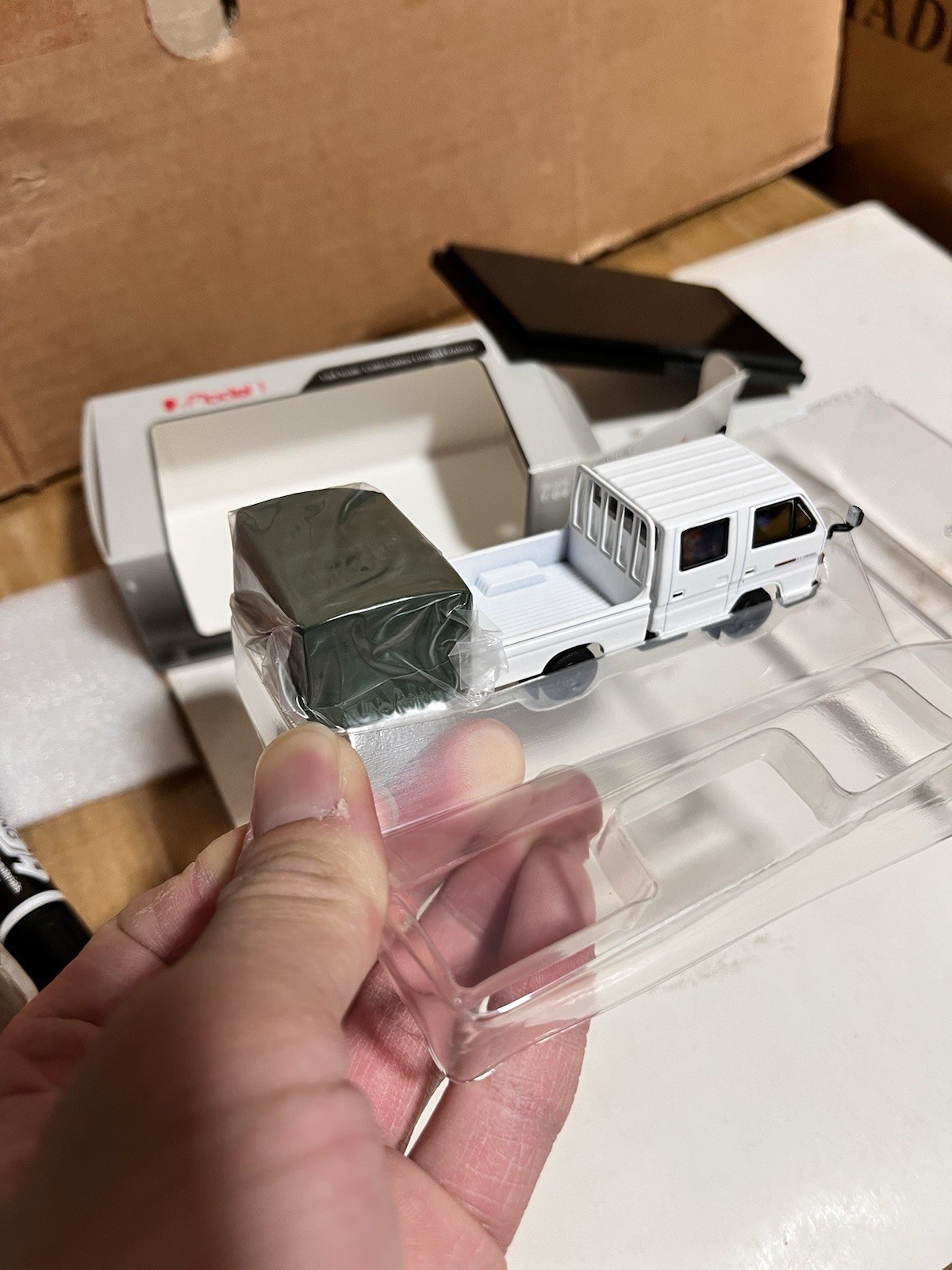 1:64 Scale Model 1 ISUZU NHR LHD With Canvas White Truck Diecast Model Car