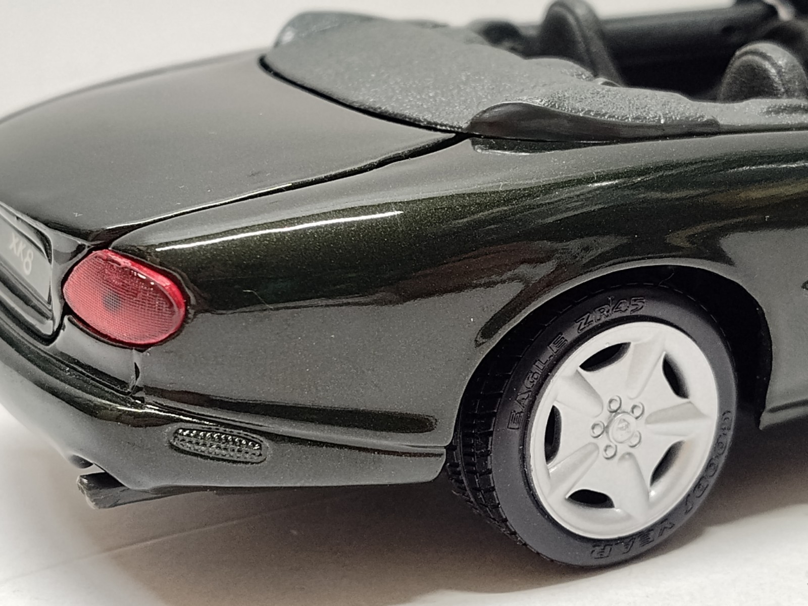 Maisto 1996 Jaguar XK8 Convertible Roadster 1:24 Scale Diecast Car Dk Green Toy