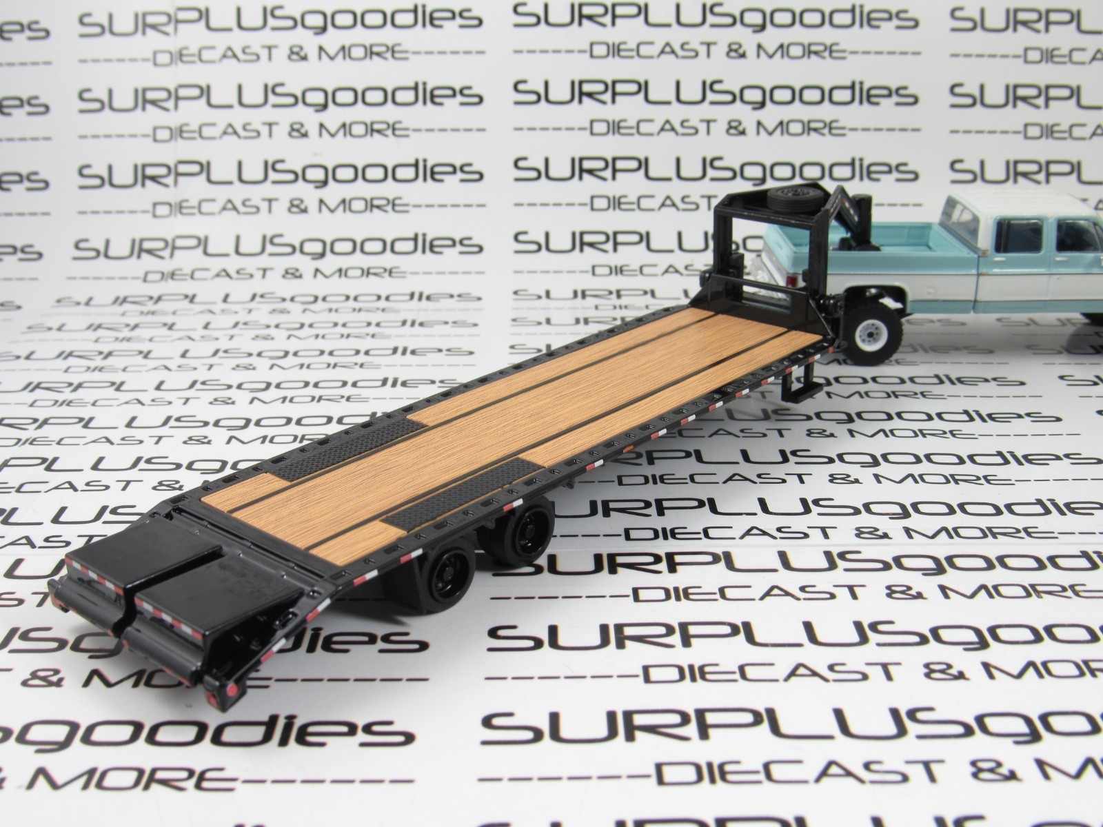 IXO 1:64 LIFTED 1978 CHEVROLET SILVERADO K30 Crew Cab Pickup w/Gooseneck Trailer