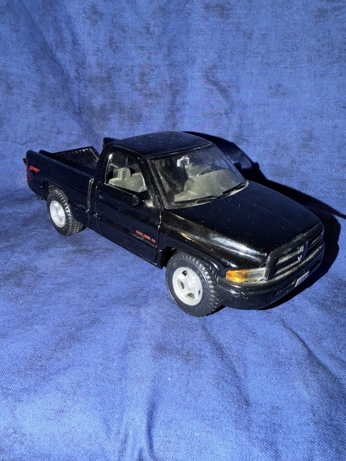 Dodge Ram 1500 V8 Sport 1/26-Black-Made by Maisto