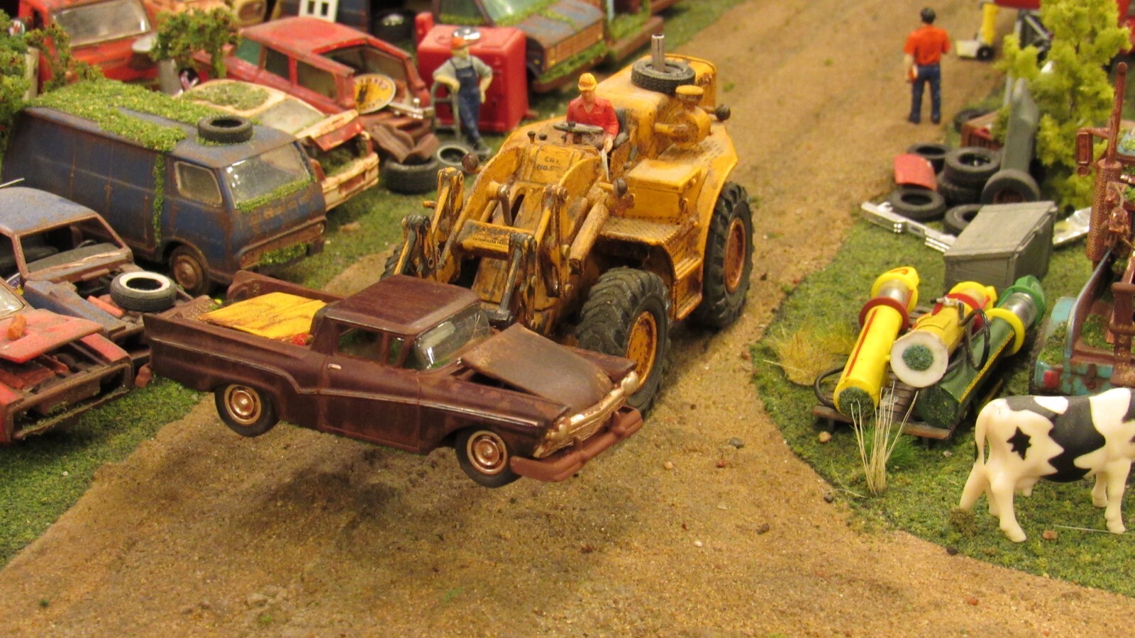 CUSTOM BUILT WEATHERED RUSTY JUNK PARTS YARD 1957 FORD RANCHERO CAR TRUCK 1:64/A