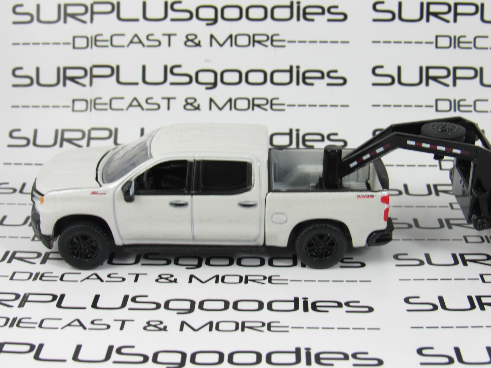 Auto World White 2019 CHEVROLET SILVERADO ZL1 Trail Boss w/Gooseneck Trailer