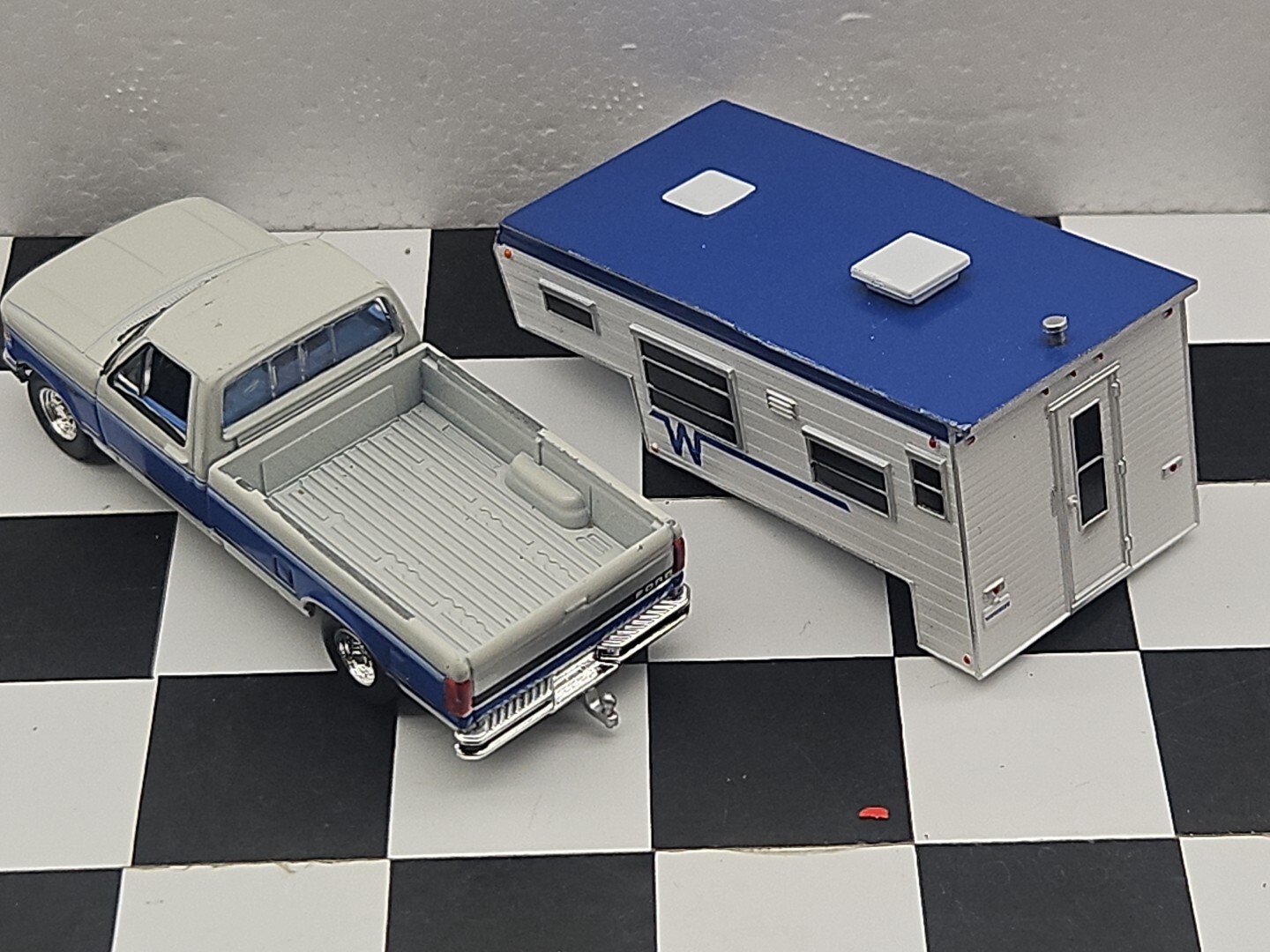 GREENLIGHT 1992 4×4 Ford F-250 XLT Lariat Truck 1:64 CAMPER Pickup Ertl Farm 4WD