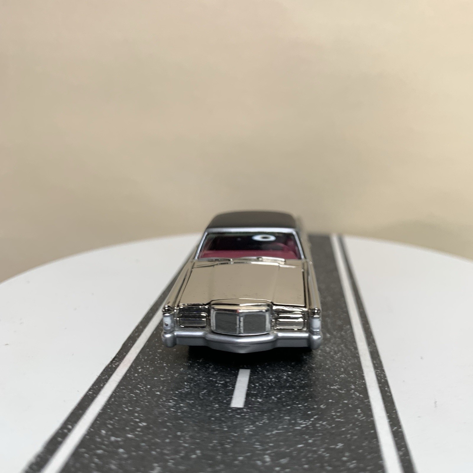 Johnny Lightning Classic Gold 1969 Lincoln Continental Mark III Chrome 1:64 NM
