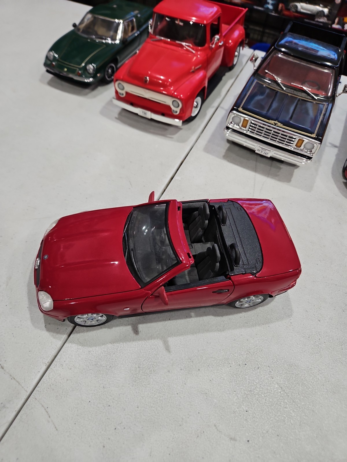 1:18 MAISTO MERCEDES BENZ SLK RED ON BLACK – NO BOX – FREE SHIPPING INCLUDED