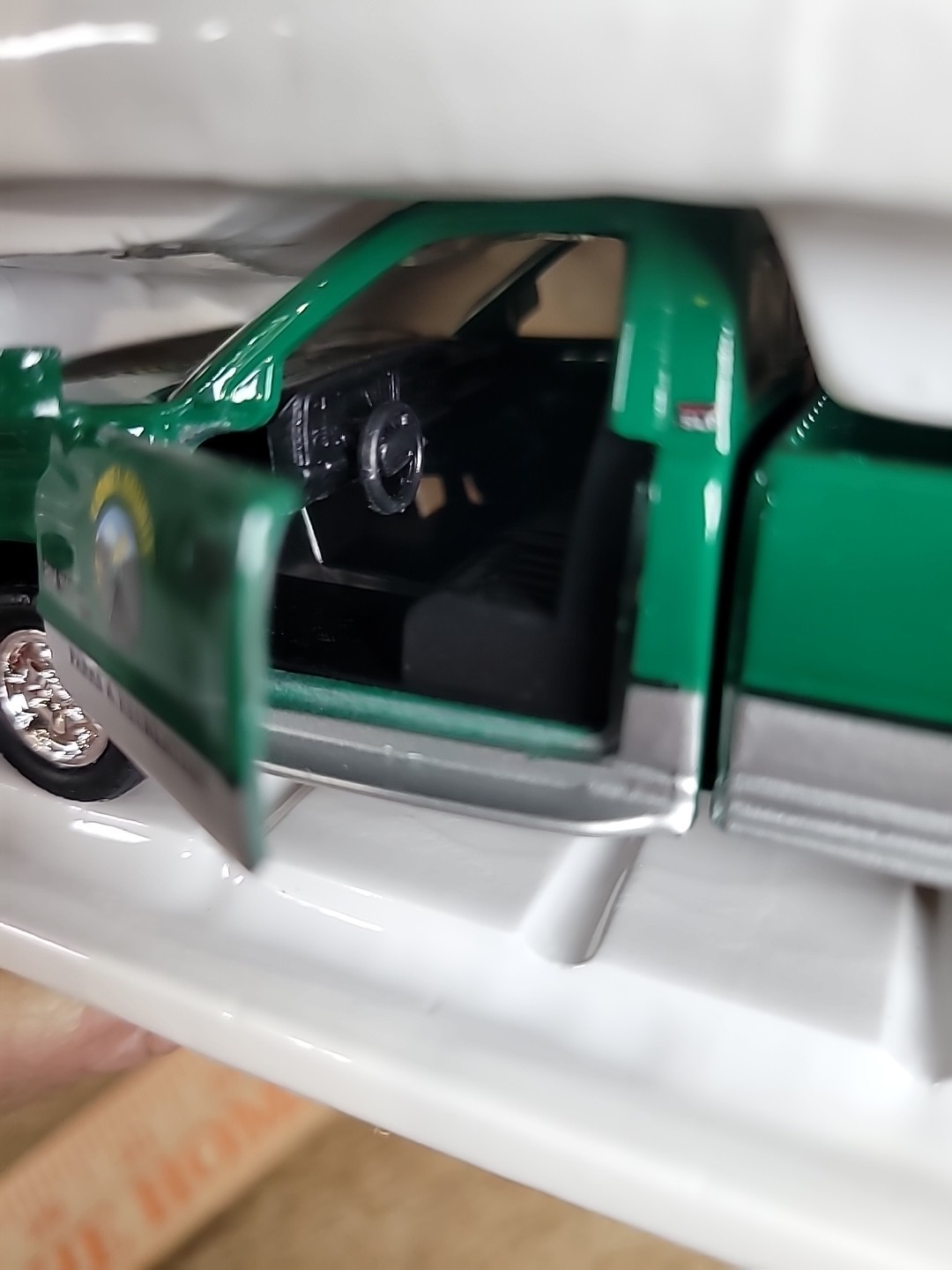 Eastwood 624032 Lionel County Park & Recreation Pickup/Trailer/tables & benches