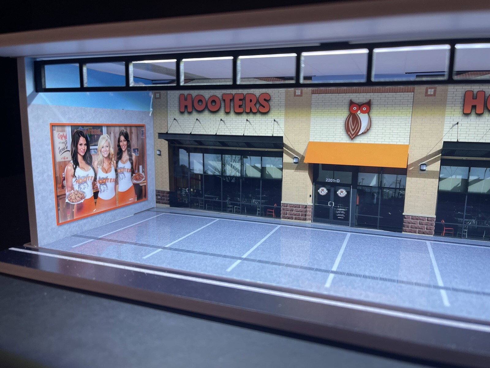 Hooters Interior Garage Theme 1:64 Model Diorama with LED Lighting