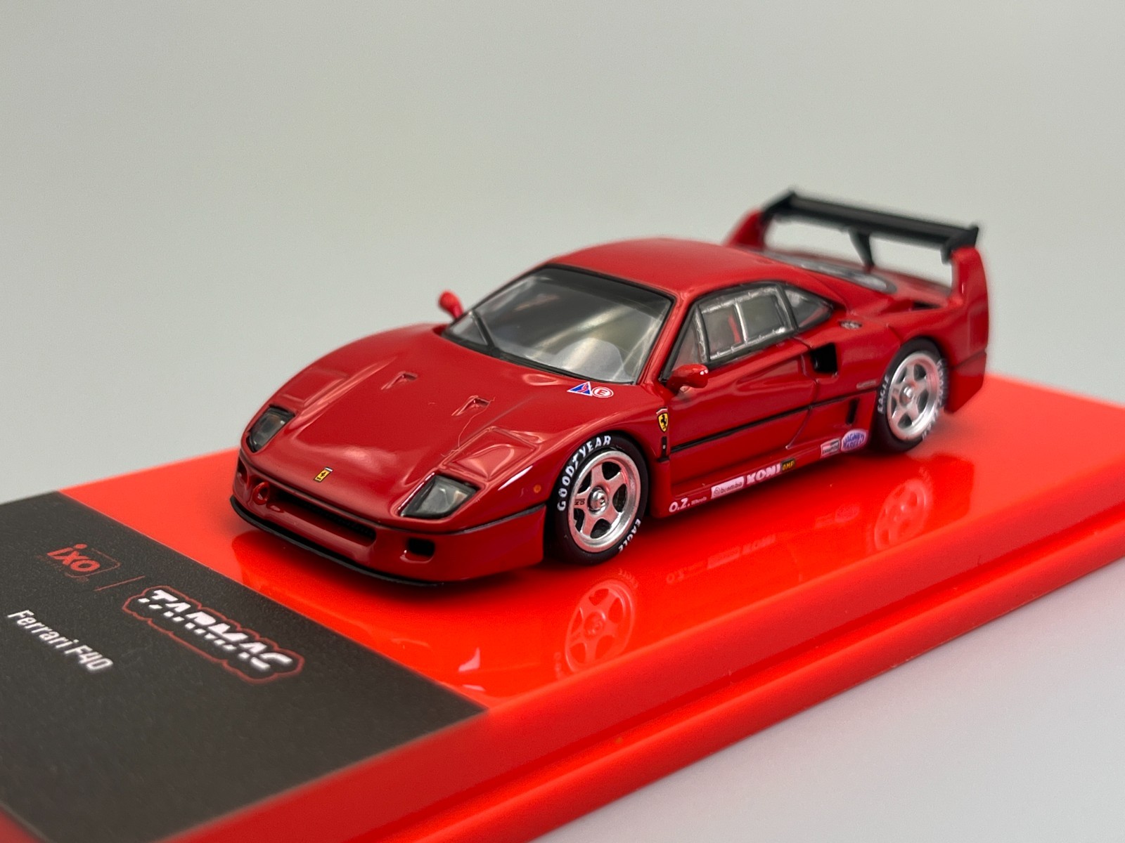 Ferrari F40 Rosso Corsa Tarmac Works Road64 1/64 scale with Display Case