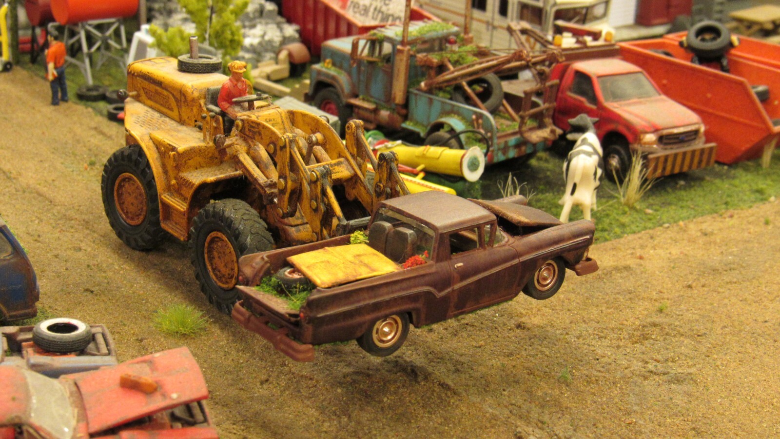 CUSTOM BUILT WEATHERED RUSTY JUNK PARTS YARD 1957 FORD RANCHERO CAR TRUCK 1:64/A