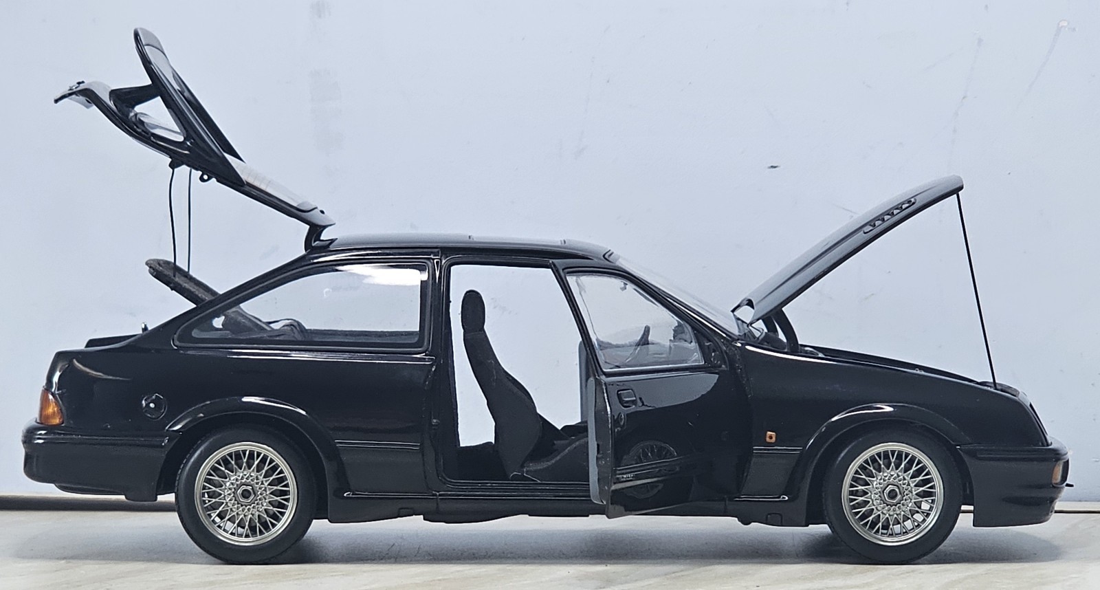 Autoart 1:18 Ford Sierra RS Cosworth black Damaged
