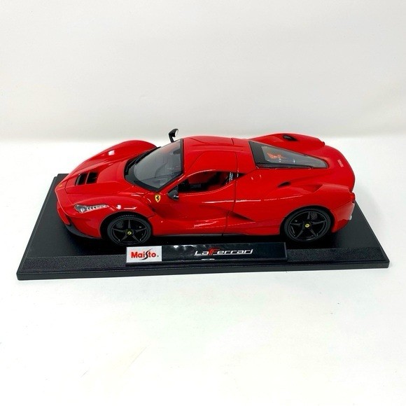 La Ferrari 1:18 Maisto Diecast Special Edition Red Model Car with Stand