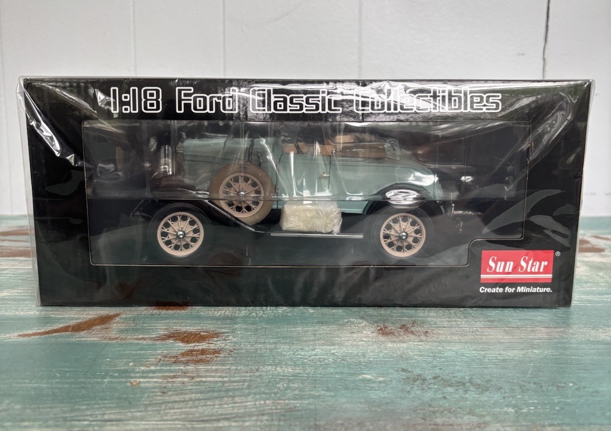 Sun Star Die Cast 1931 Ford Model A Roadster Powder Blue 1:18 – Mint