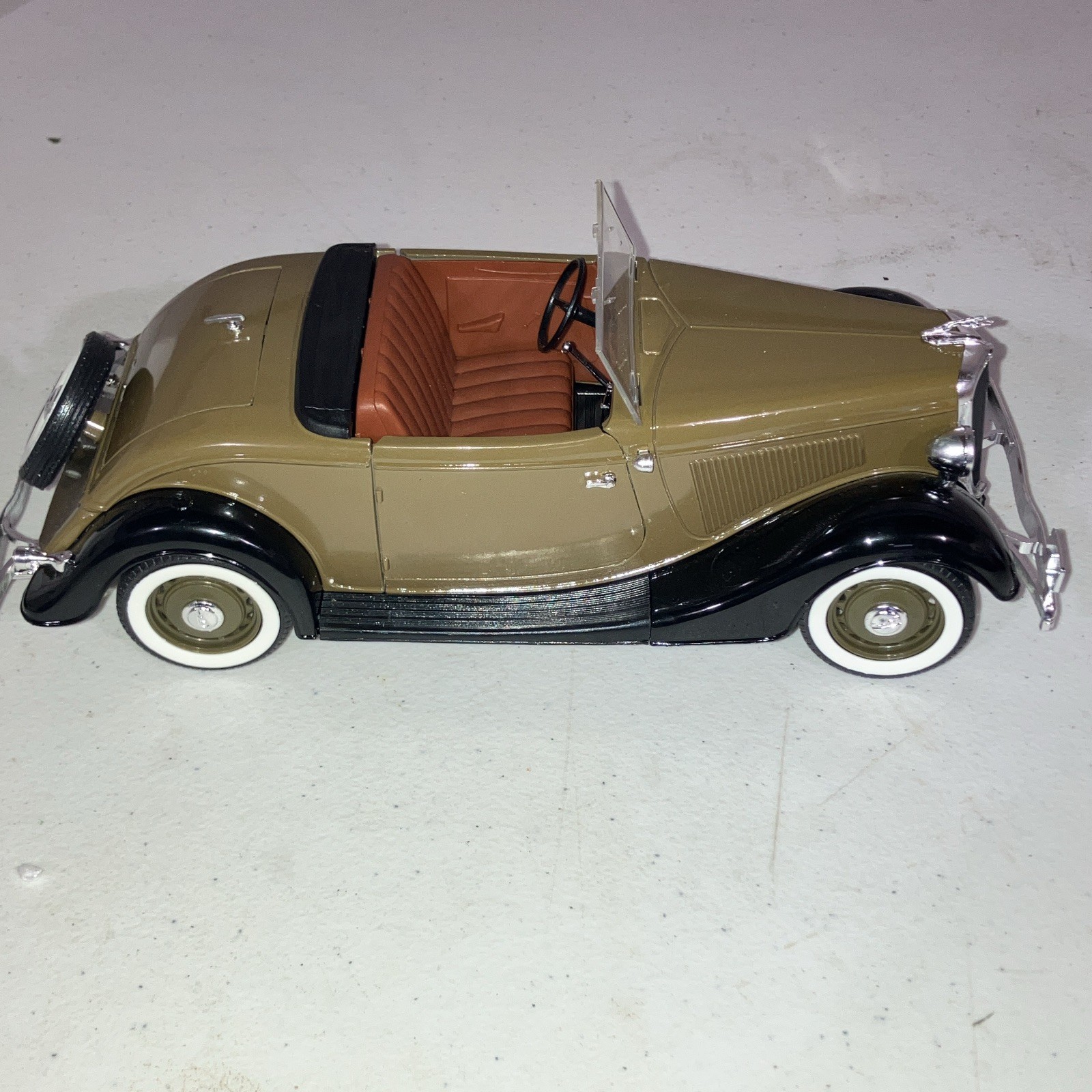 Fairfield Mint 1:24 1936 Ford Phaeton Diecast Tan/Black Opening Doors, Vintage