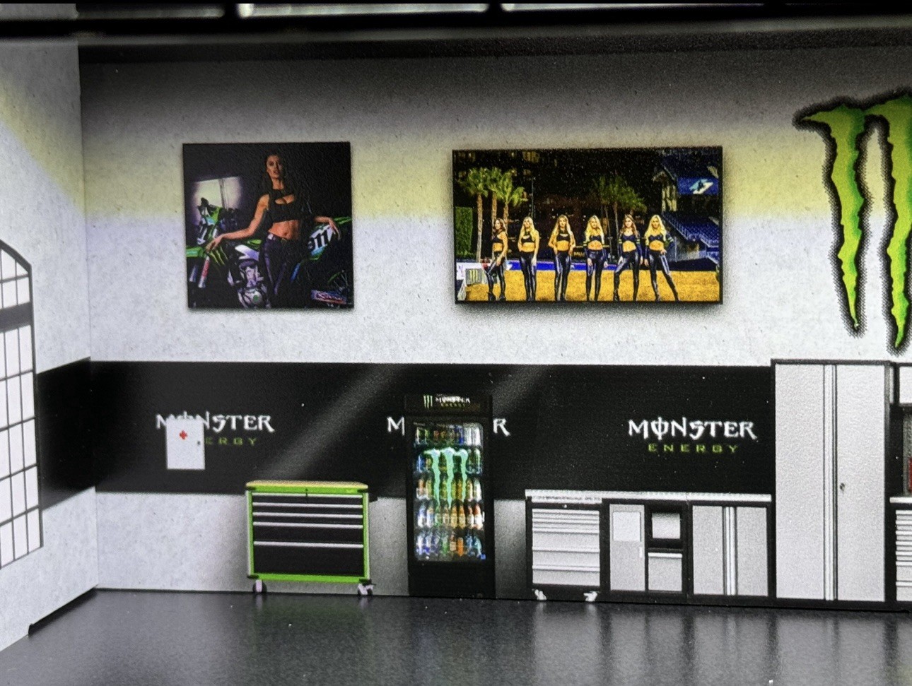 Monster Energy White Theme Display FOR Hot Wheels 1:64 Model Diorama Garage LEDs