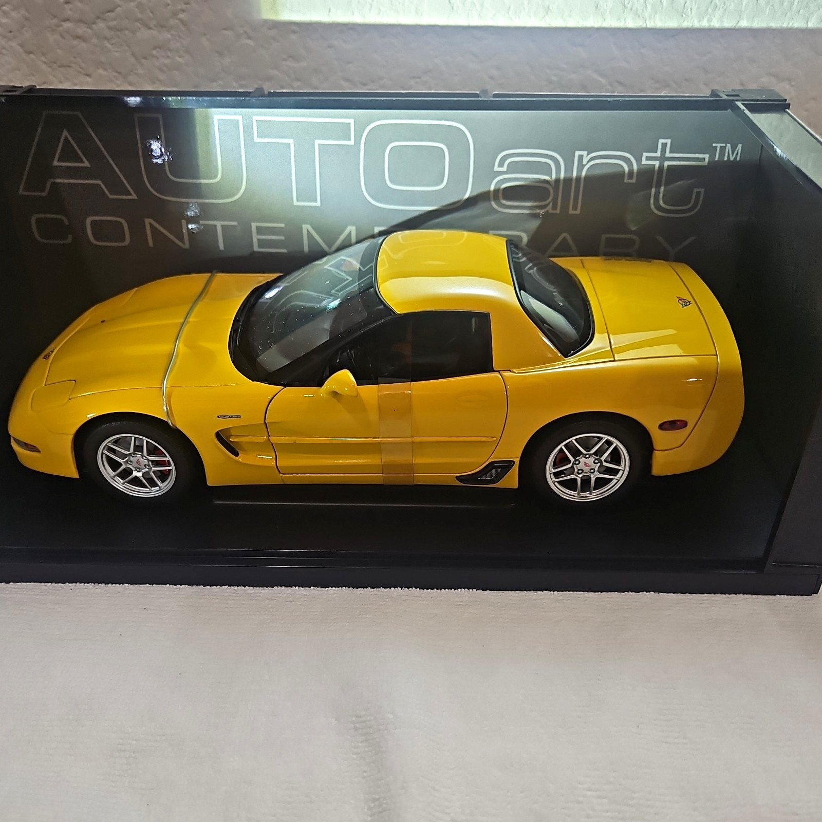 AUTOart 1:18 Chevrolet Corvette 2002 Contemporary Diecast Yellow/Black w/ Case