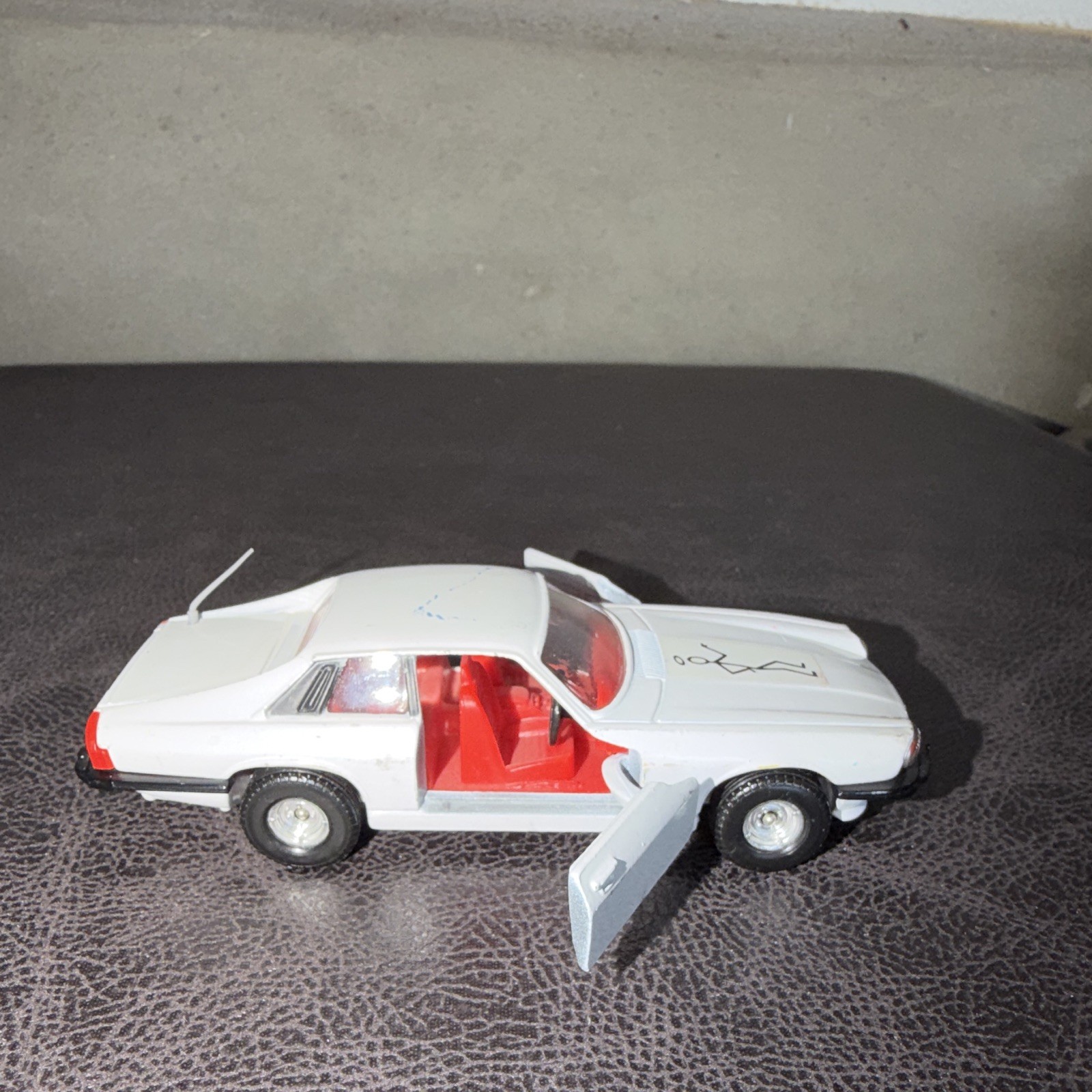 Corgi Jaguar XJS Diecast Model Car White w/ Opening Doors Red Interior