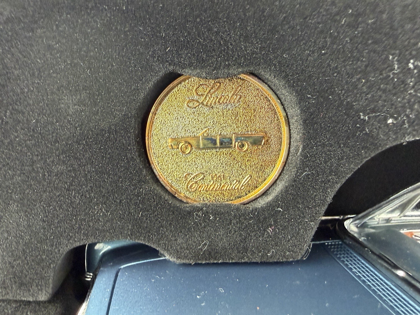 Road Signature 1961 Lincoln Continental 1:18 Blue 24K Gold Plated Coin