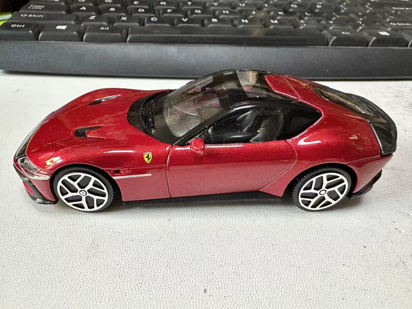 Bburago 1:43 Ferrari 12 Cilindri Metal Model Car New in Box