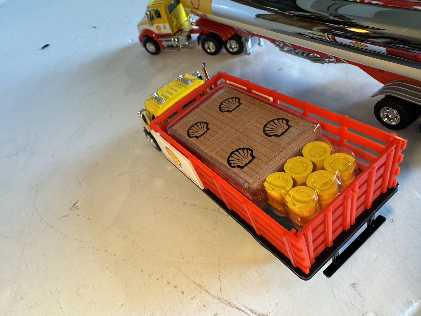 Speccast 1:64 Diecast Shell Peterbilt Tanker Trailer & Freightliner Rack Truck