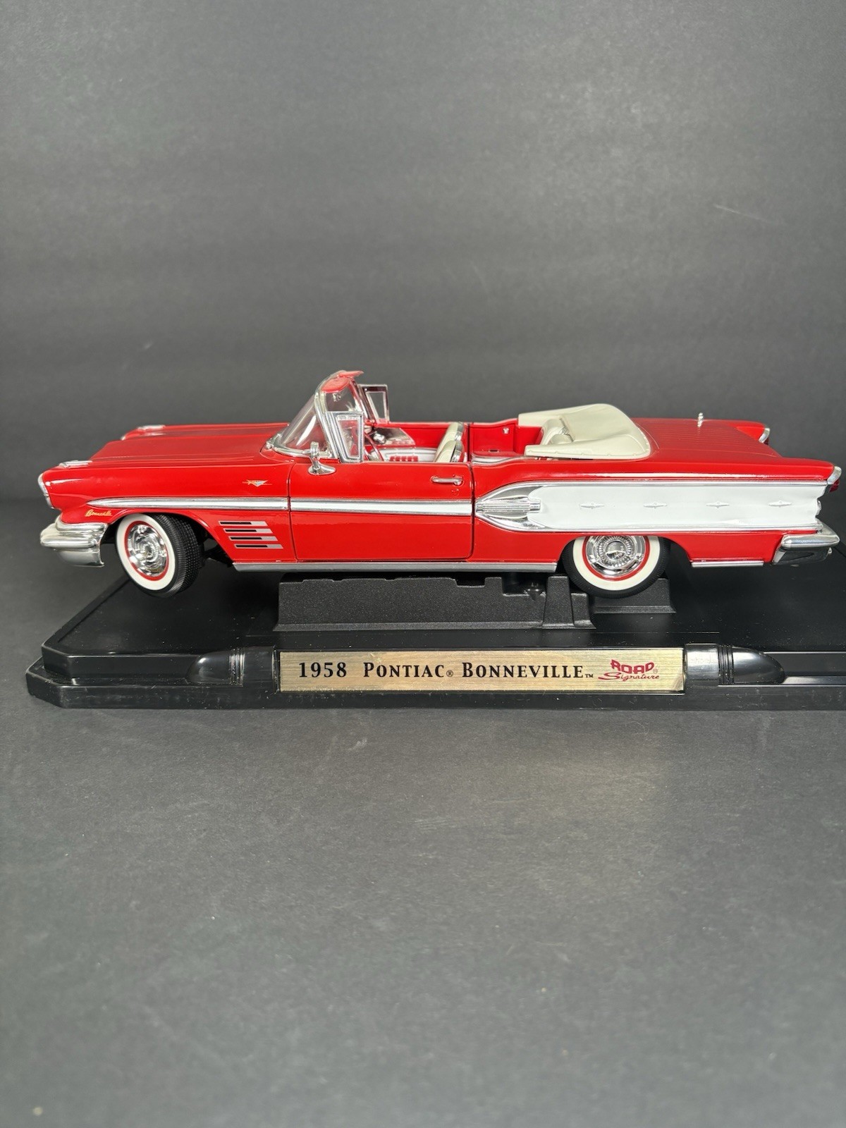 Road Signature 1958 Pontiac Bonneville Convertible 1:18 Diecast Red No Box