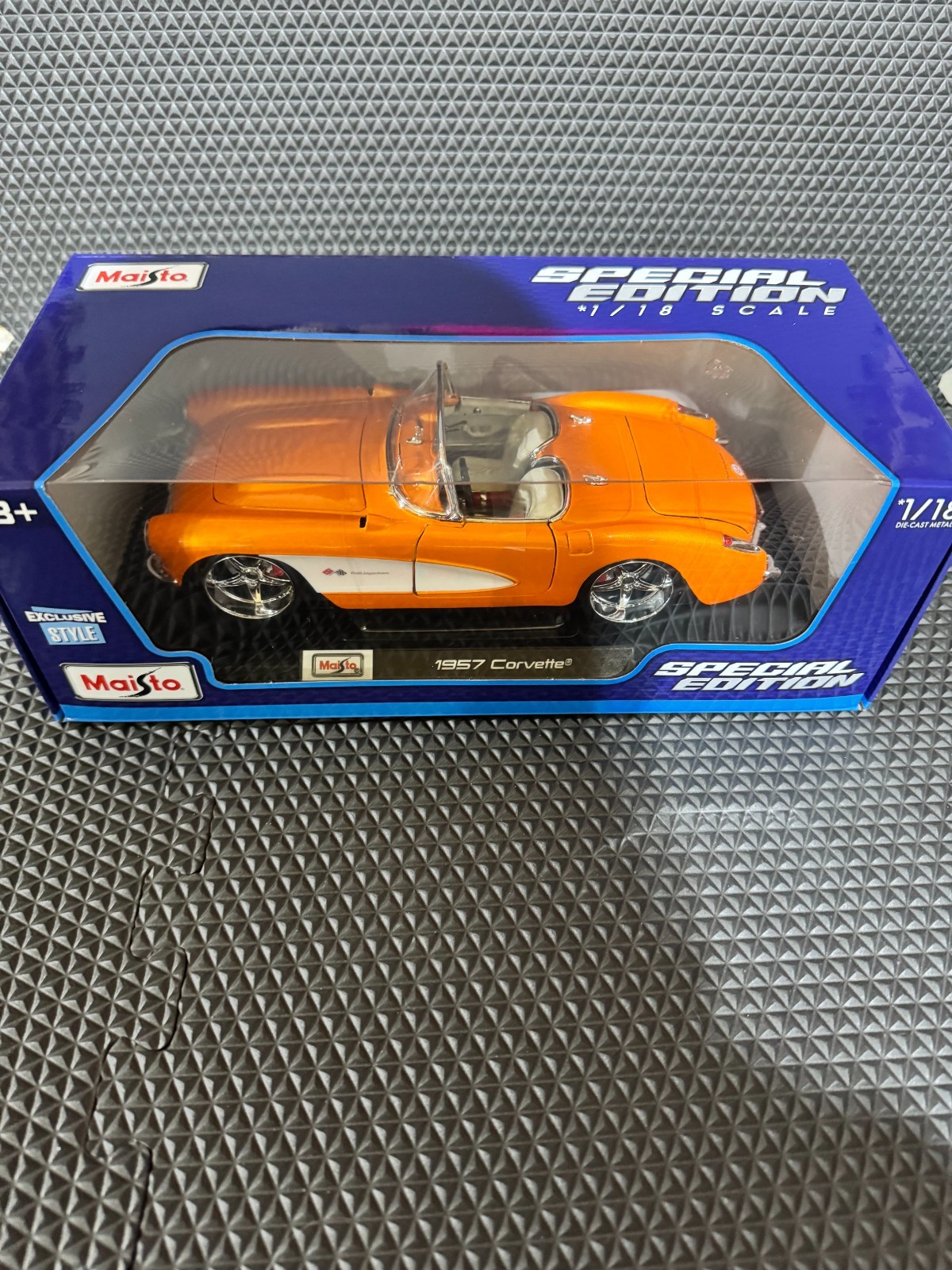 1957 Corvette 1:18 Maisto Exclusive Style Special Edition – Orange