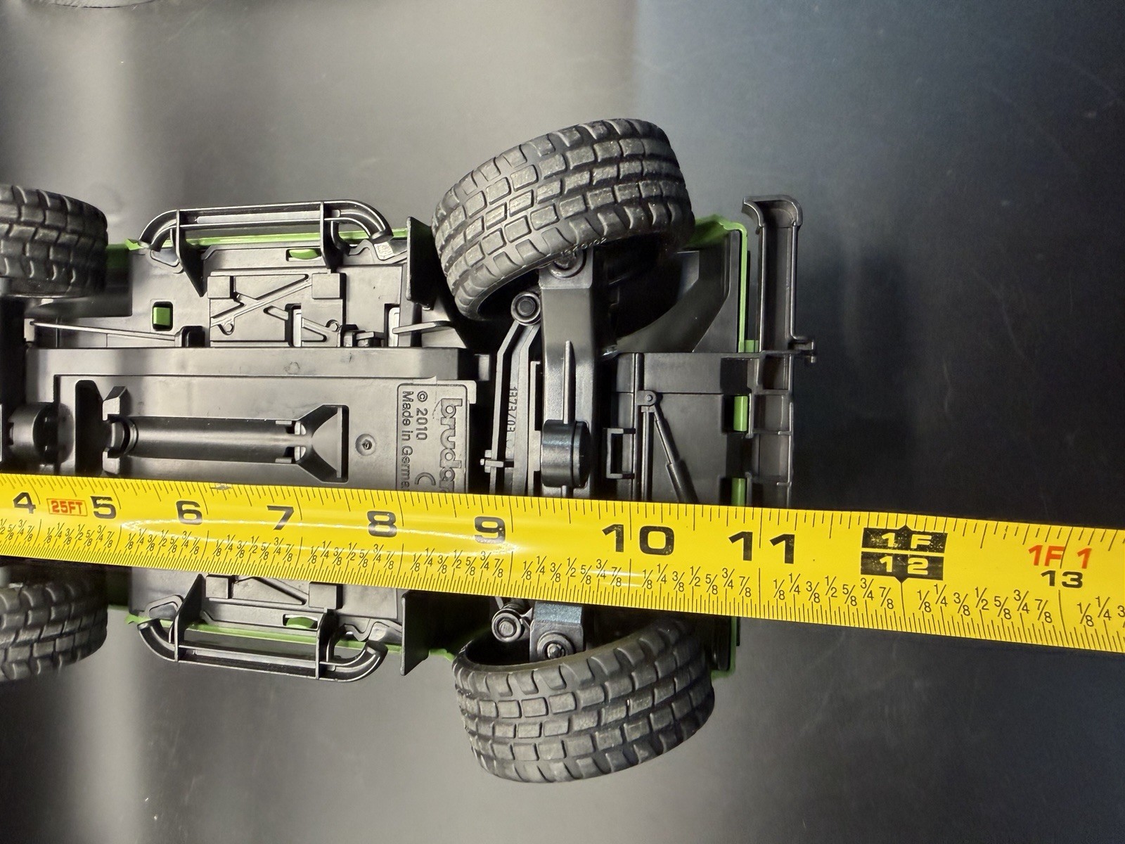 Bruder Defender Station Wagon 1:16 Scale Green Land Rover Germany 2010