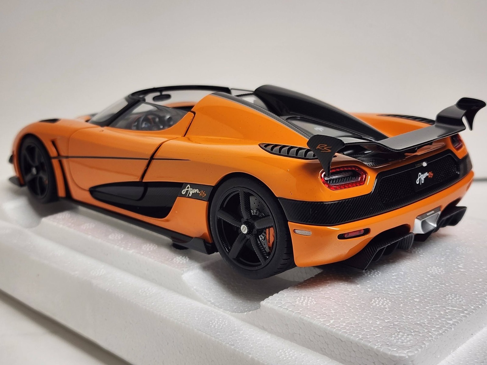 AUTOart: 1/18 autoart model car – Koenigsegg One 1 Agera RS, cone orange/black.