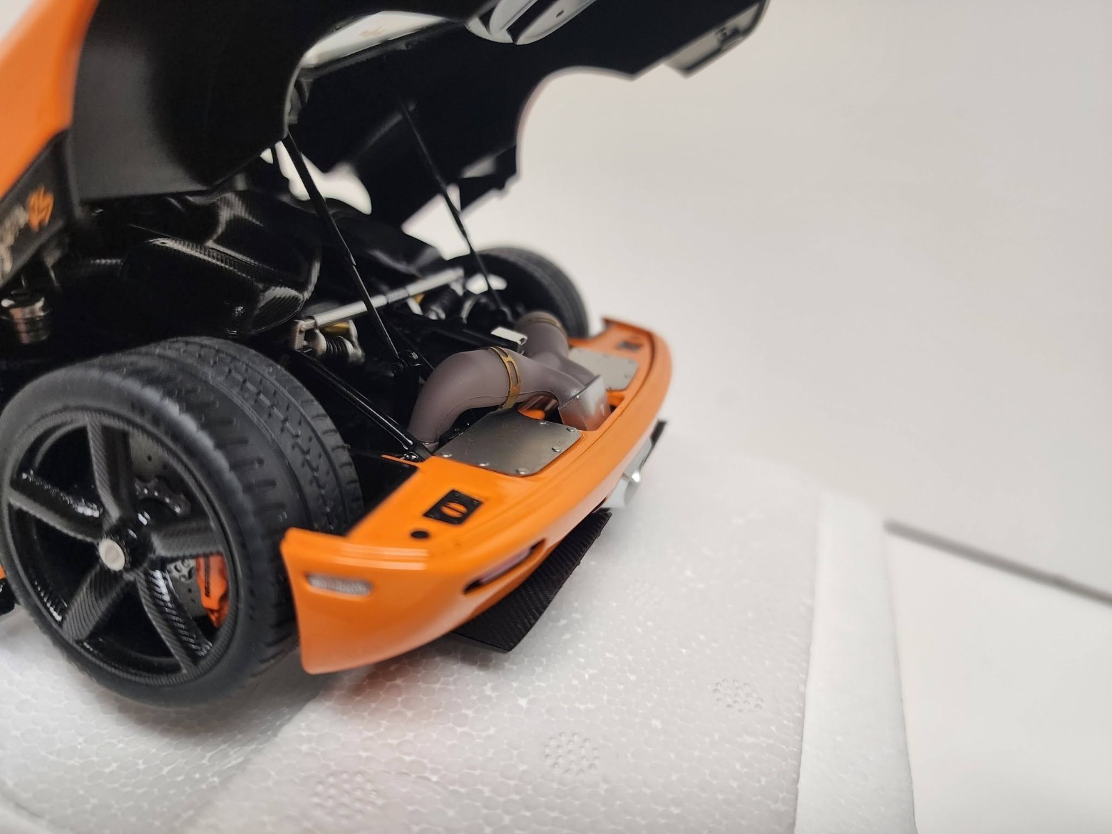 AUTOart: 1/18 autoart model car – Koenigsegg One 1 Agera RS, cone orange/black.
