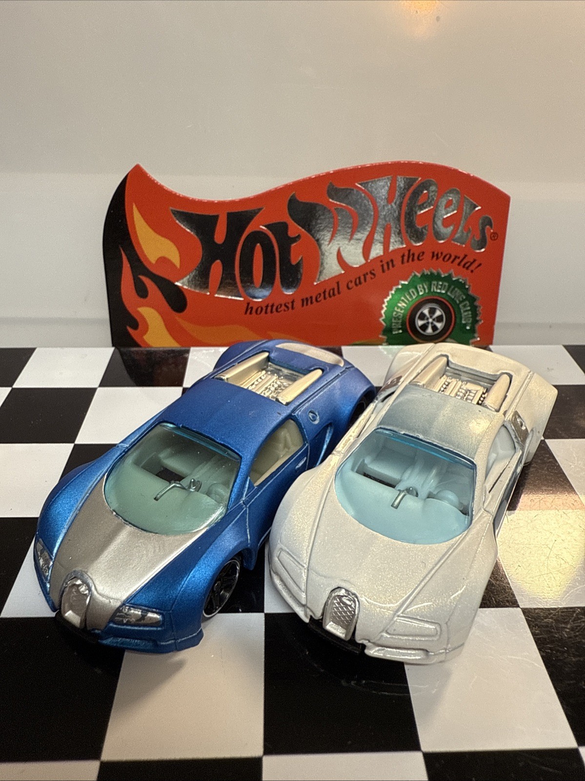 HOT WHEELS – HOT AUCTION – BUGATTI VEYRON 🔥 Combined Shipping 🔥 2 Car Set
