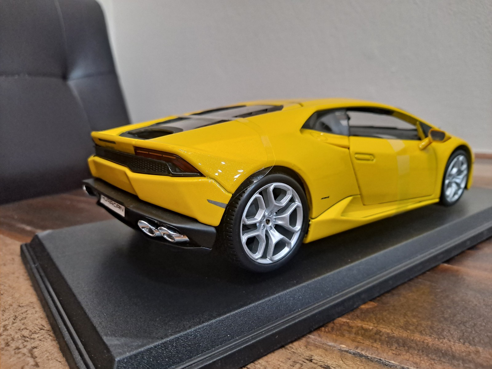 Rare Lamborghini Huracan Coupé LP 610-4 1:18 Yellow Diecast Car with Stand & Box