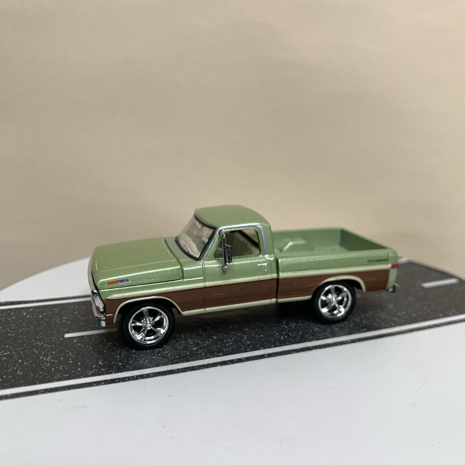 Greenlight 1972 Ford F-100 Pickup Truck Green w/Wood Panel Detail 1:64 NM