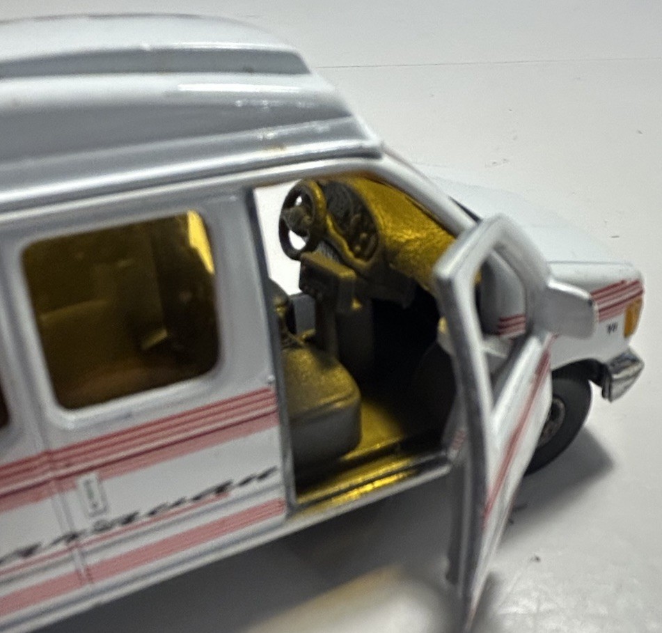 Tin Toys NEW Ford Econoline Van E-350 V8 Caravan 1:43 Diecast White