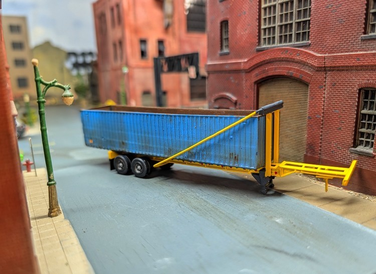 Custom Built 1/87 HO Scale Roll Off Semi Trailer & 40′ Scrap Metal Containers.