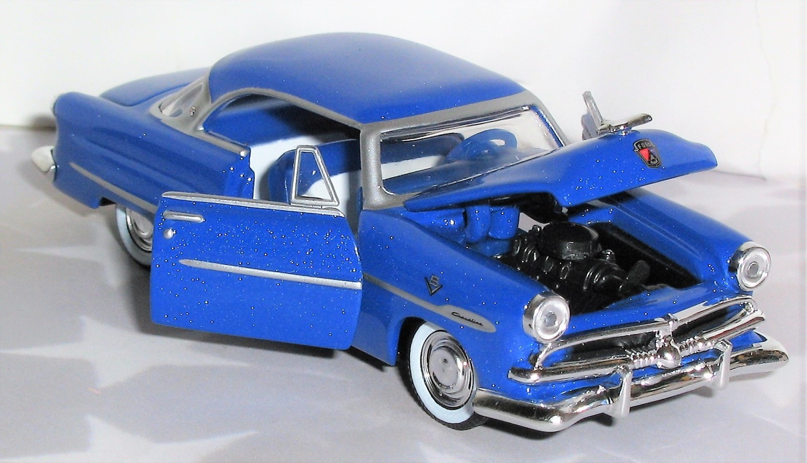 1/64 = 1953 FORD CRESTLINE VICTORIA V8 = Hood & Door Open / Rubber Tire Car