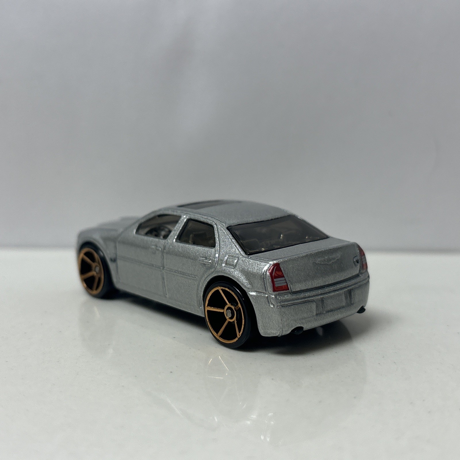 2005-2010 Chrysler 300C HEMI Collectible 1/64 Scale Diecast Diorama Model