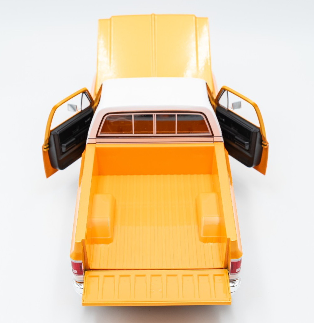 Maisto 1/18 Scale – 1974 Chevrolet C10 Cheyenne Super – Orange, White