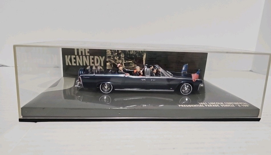 The Kennedy Car 1961 Lincoln Continental Presidential X-100 Minichamps 1/43 Case
