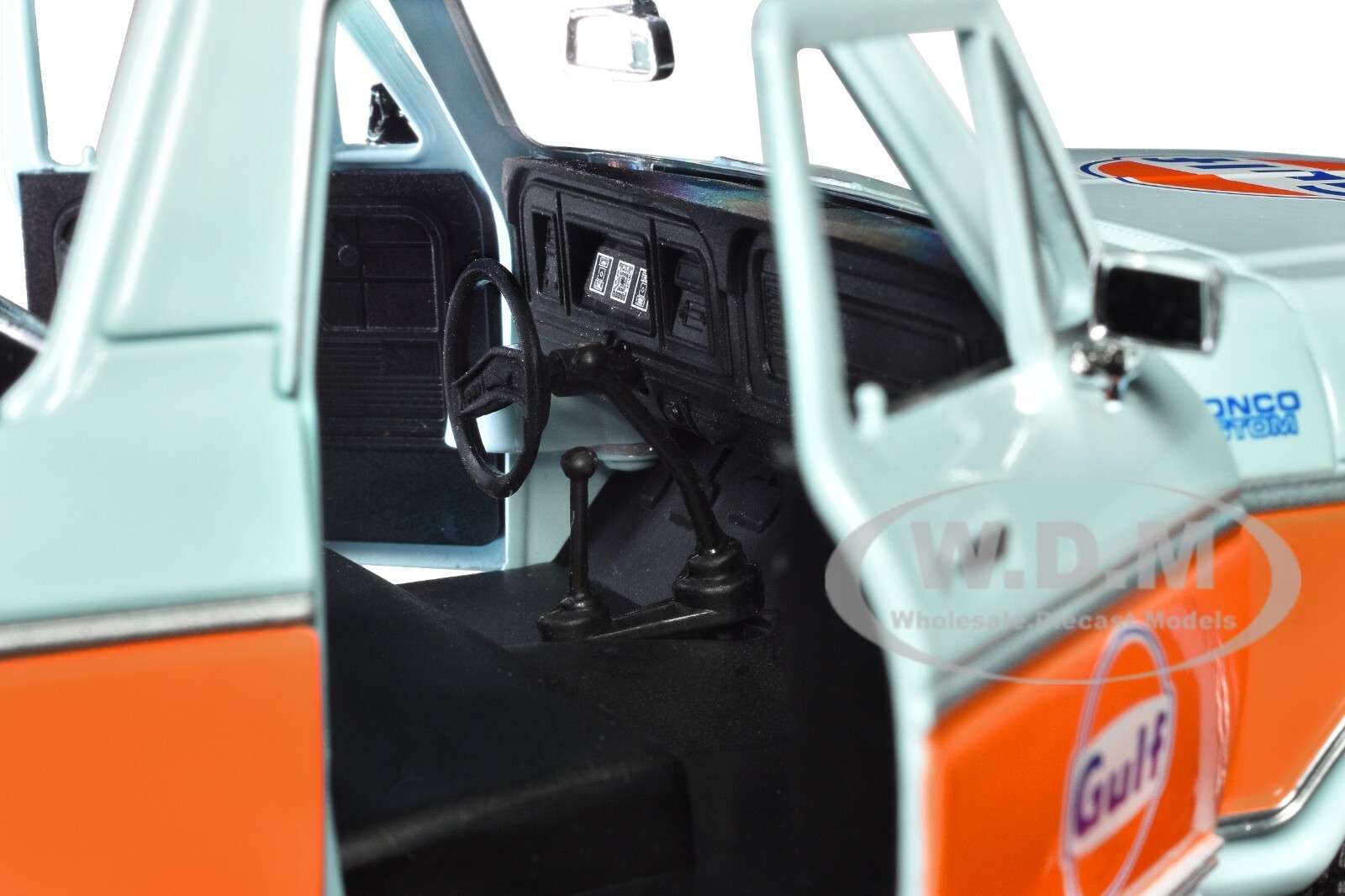 1978 FORD BRONCO LIGHT BLUE & ORANGE “GULF OIL” 1/24 DIECAST BY MOTORMAX 79662