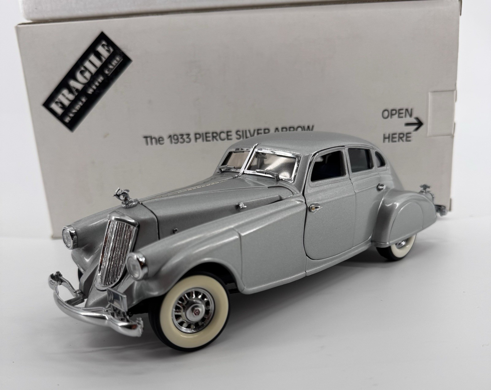Danbury Mint 1933 Pierce Silver Arrow 1:24 Scale Diecast Metal Luxury Model Car