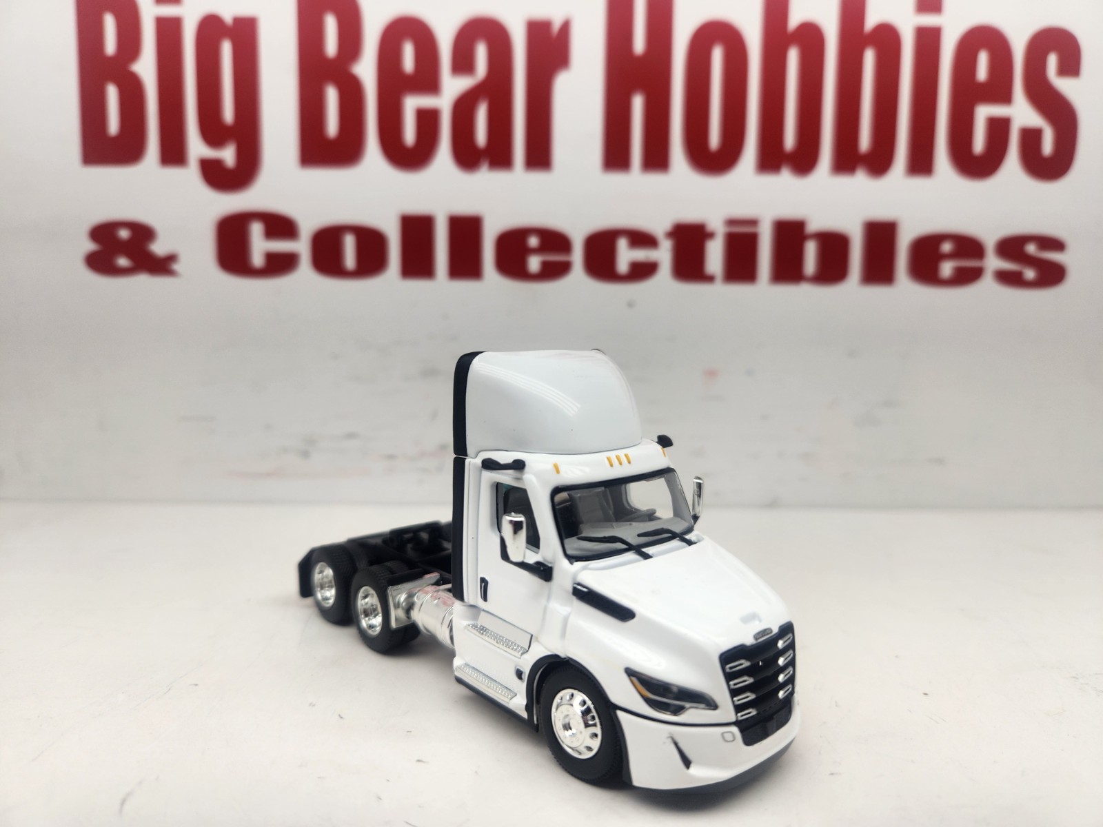 1/64 DCP White Freightliner Cascadia 5th Generation Day Cab Tractor