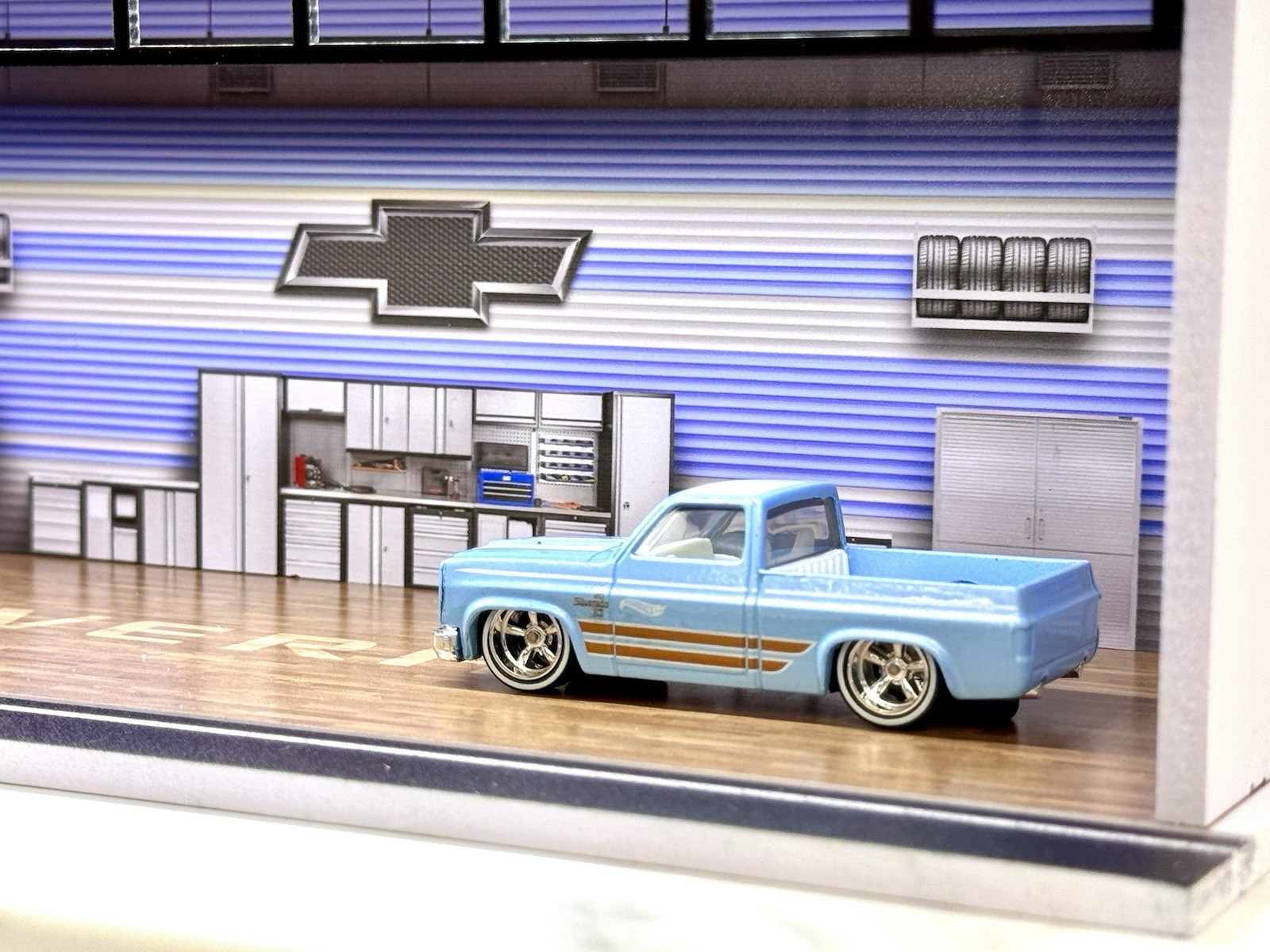 Light Blue 83 Silverado HW Theme Diorama 1:64 Scale Model Garage LED Lighting!