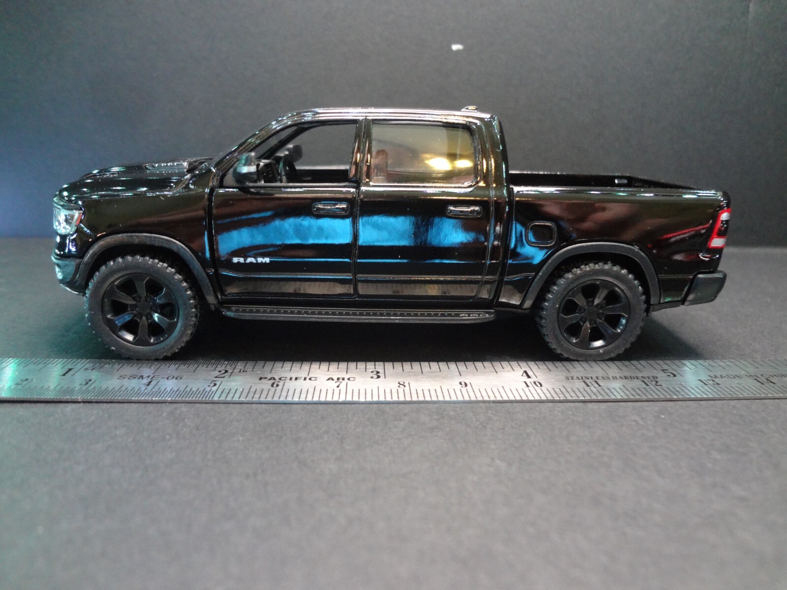 1:46 Scale 2019 Dodge RAM 1500 black – Loose