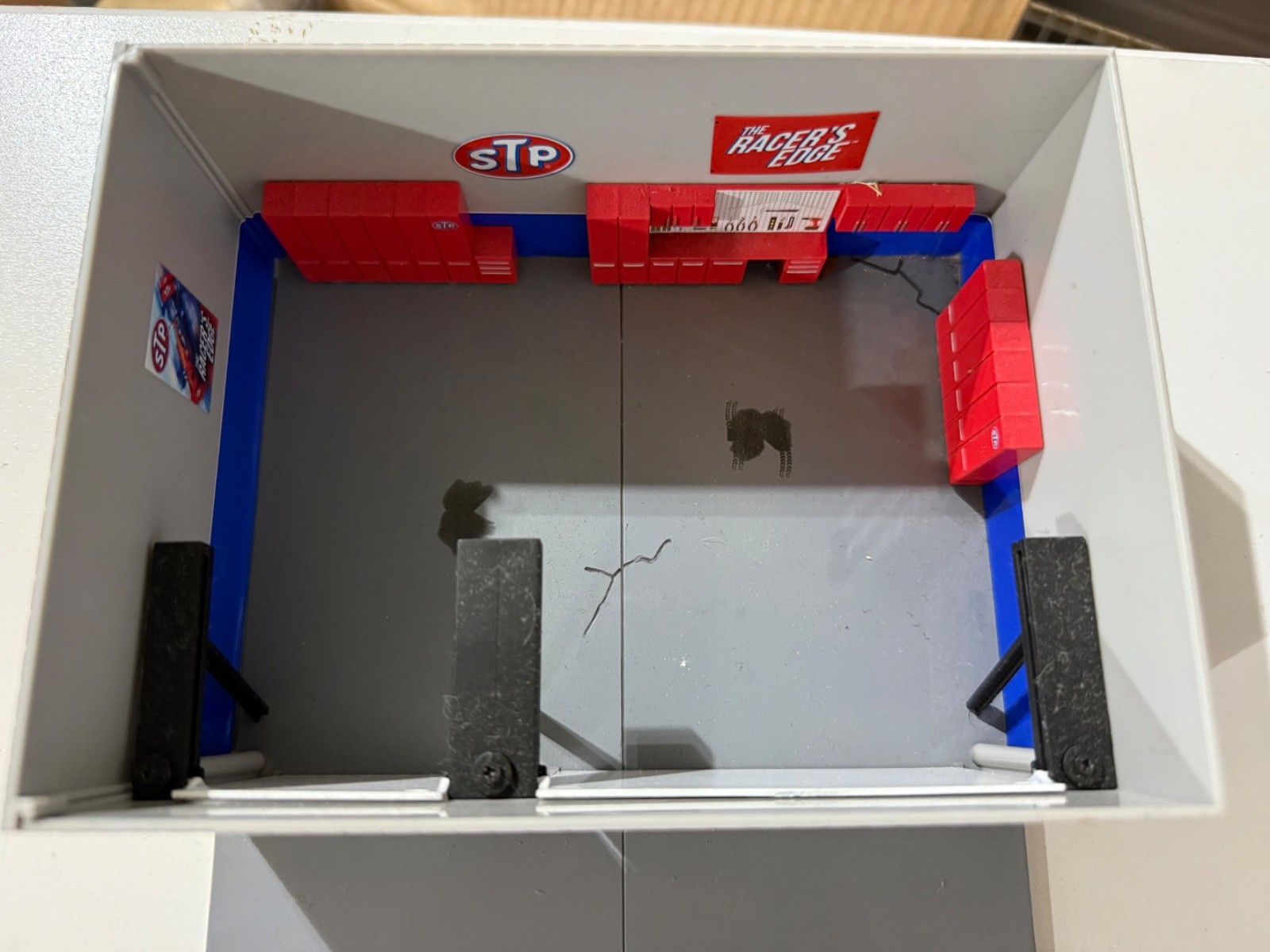 Greenlight Mechanic’s Corner Weekend Workshop STP Limited Edition 1:64